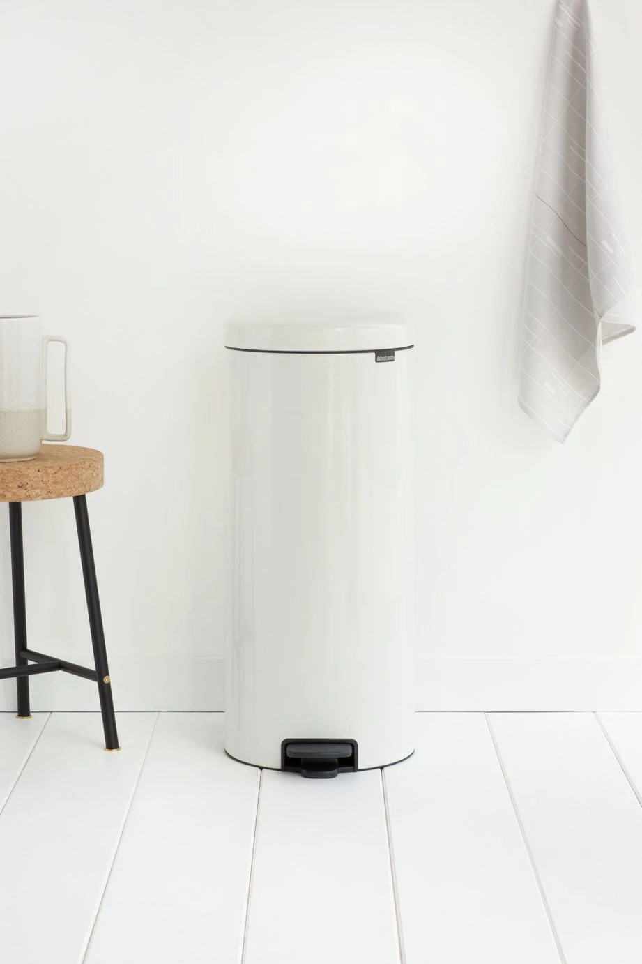 Brabantia 30 Litre Newlcon Pedal Bin - White 7 Brabantia 30 Litre Newlcon Pedal Bin - White - Image 7