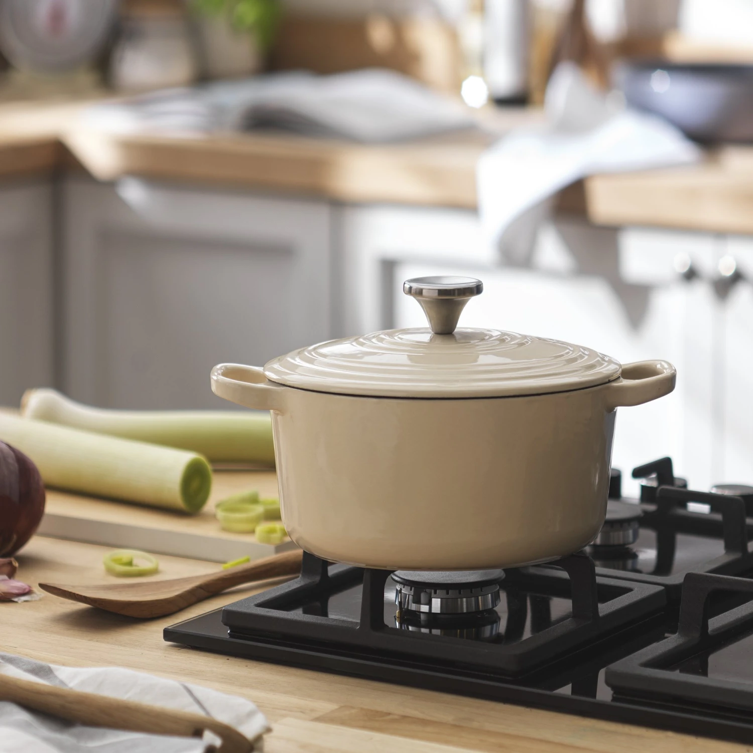 Habitat 2.4 Litre Oval Iron Casserole Dish - Cream 2 Habitat 2.4 Litre Oval Iron Casserole Dish - Cream - Image 2